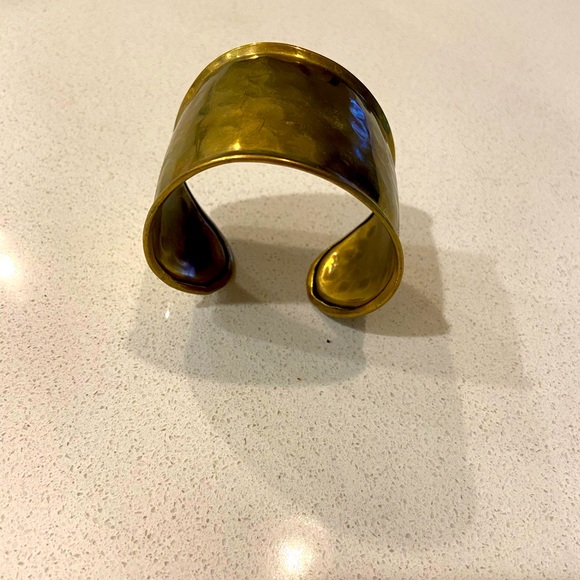 Hammered gold colored bracelet - Picture 3 of 4